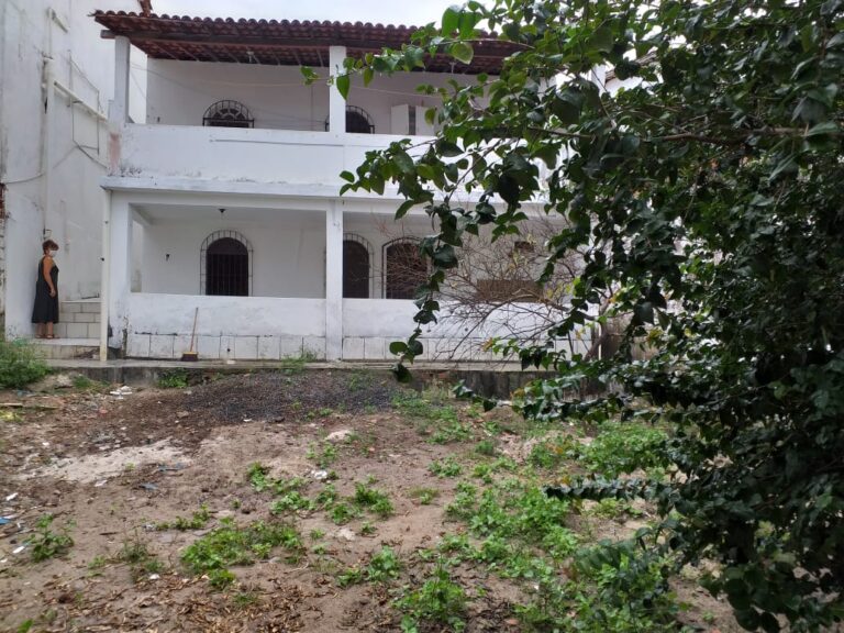FOTO QUINTAL CASA LAURO DE FREITAS